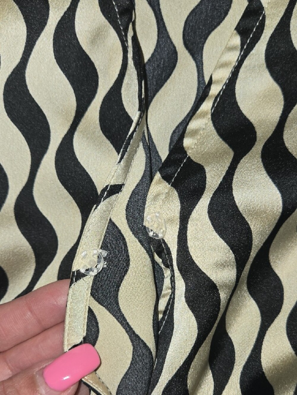 SHEIN Black and Cream Wavy-Stripe Short Sleeve - Picture 3 of 6